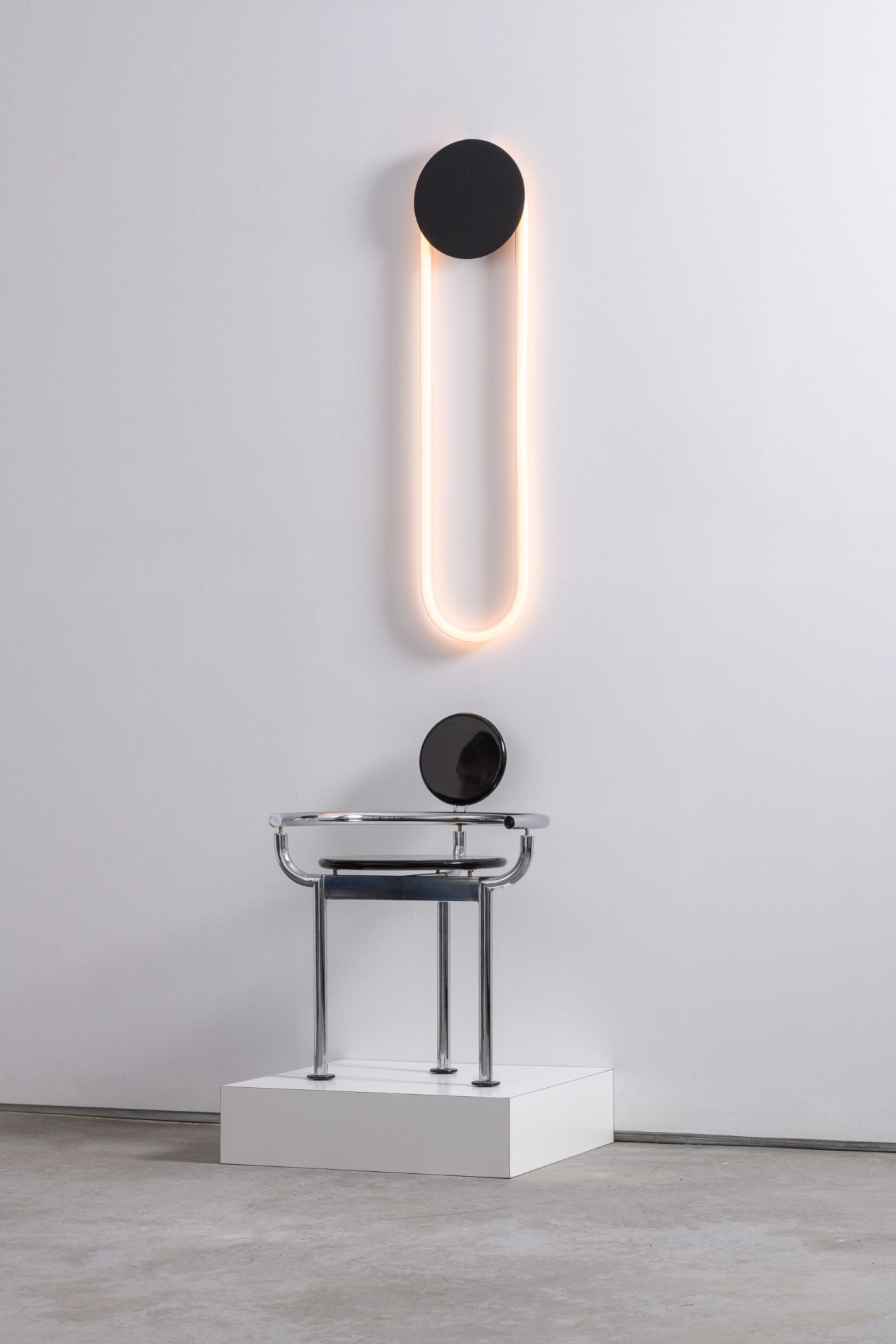 Ra Wall, designed by Alex Joncas, is distinguished by a fascinating duality of strength and delicacy. Like an eclipse, its disk masks a portion of the light while capturing and reflecting the room's nuances.